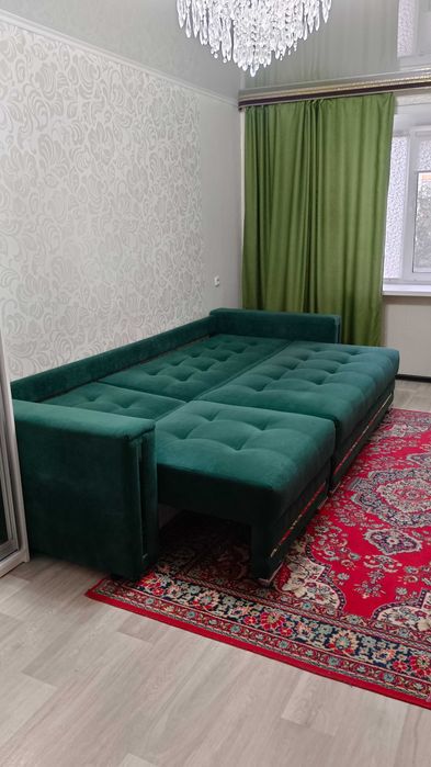 Диван изумрудный