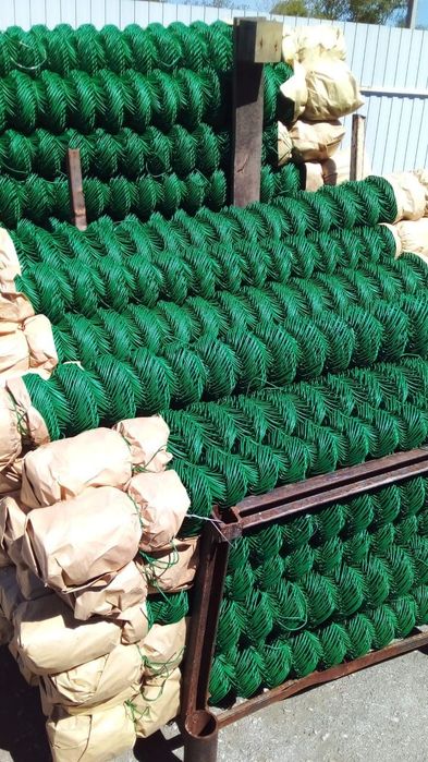 Продам сетку рабицу с ПВХ покрытием. Размер 2 на 10м, размер ячейки 5