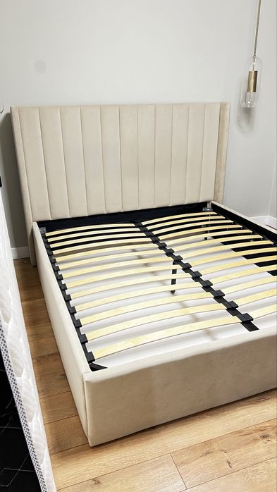 Двухспальная кровать с матрасом 160/190