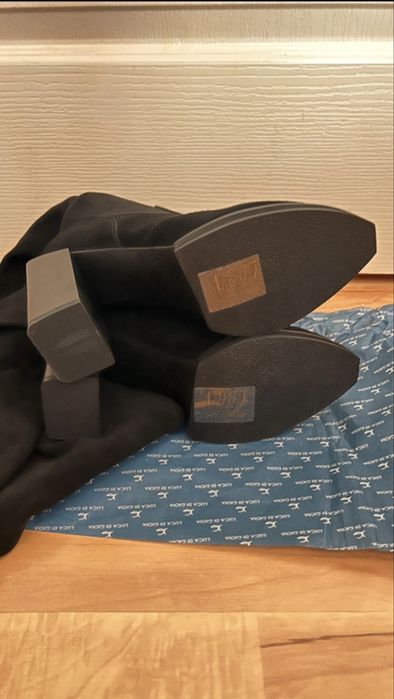 Cizme noi,  lungi, marimea  37 din piele intoarsa