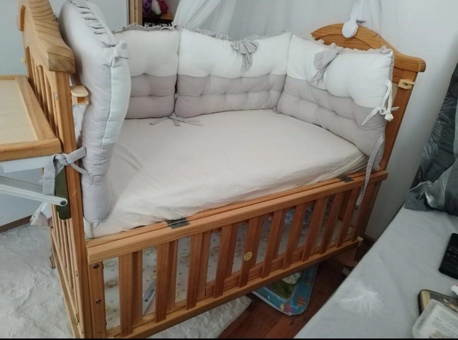 Pătuț bebeluș din lemn cu saltea inclusa și masa de înfășat atașată!