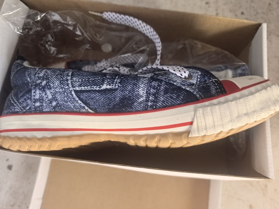 Чисто нови кецове различни разцветки