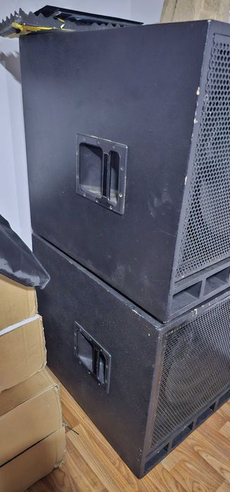 Vand 2 basi de 18 cu dif B&C