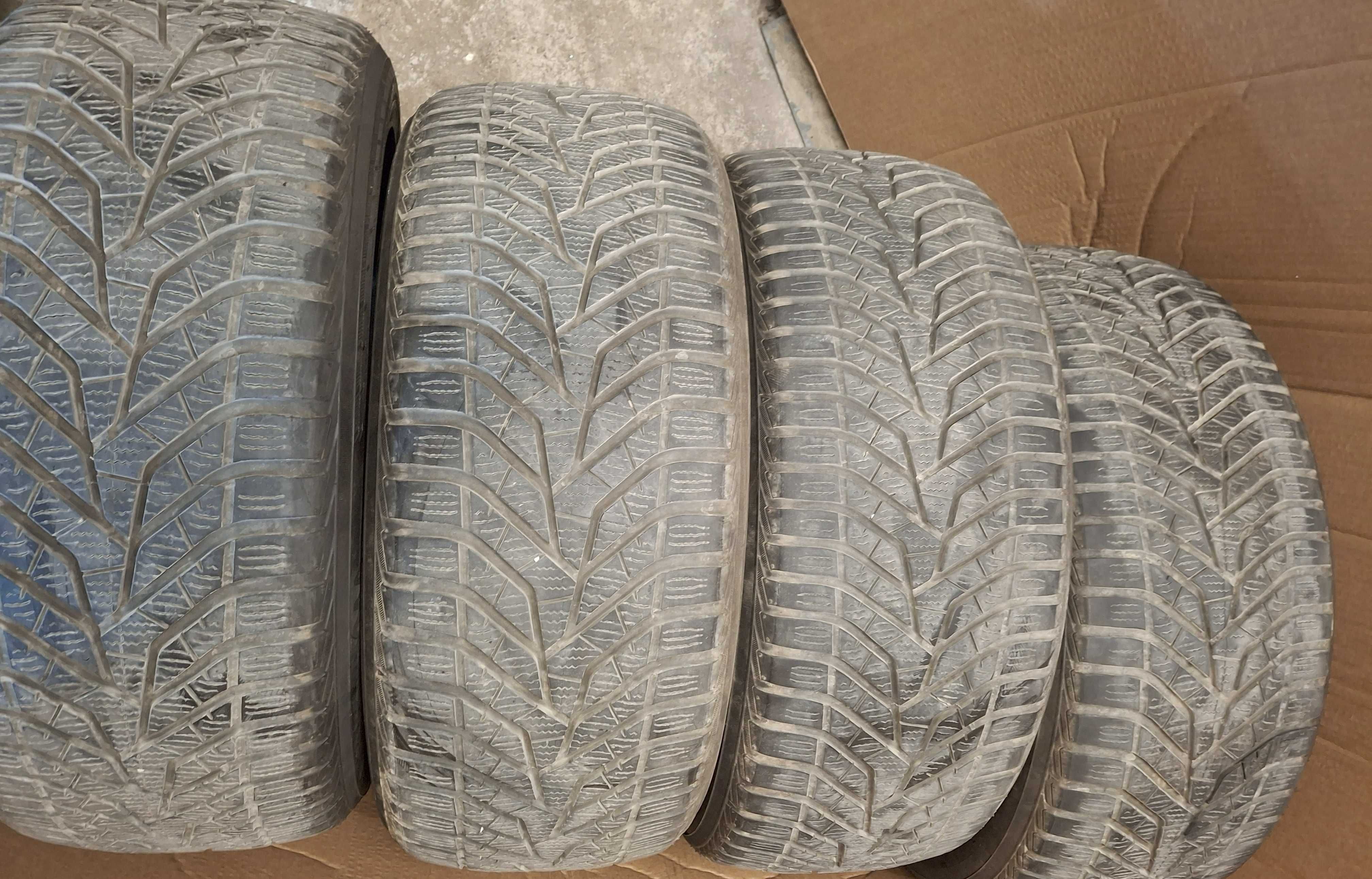 Зимни гуми : 4 бр. 225/50/17 и 3 бр. 175/70 R14