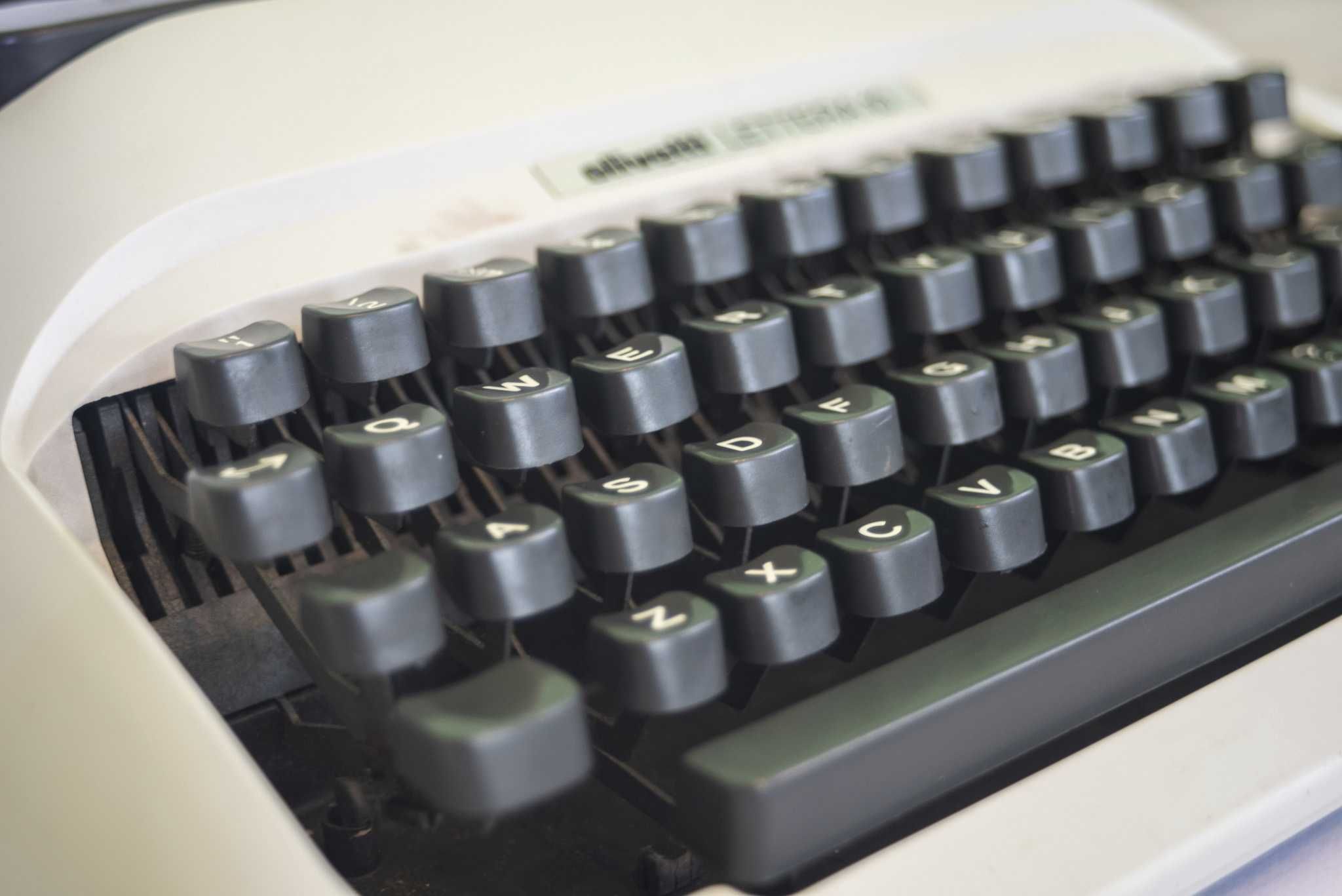 Италианска пишеща машина Olivetti lettera 10