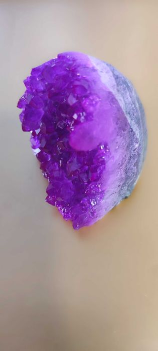 В подарок - красивейший розово-красный кластер жеода кварца