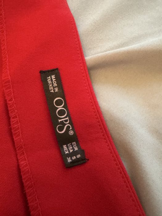 Червена къса рокля с един ръкав и камъни