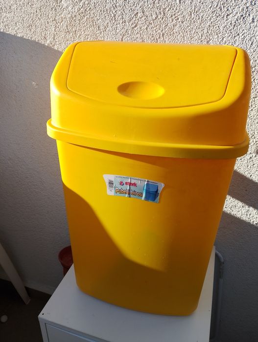 Vând coșuri de gunoi diverse,nou , calitate.pret de la 15 la 50 de lei