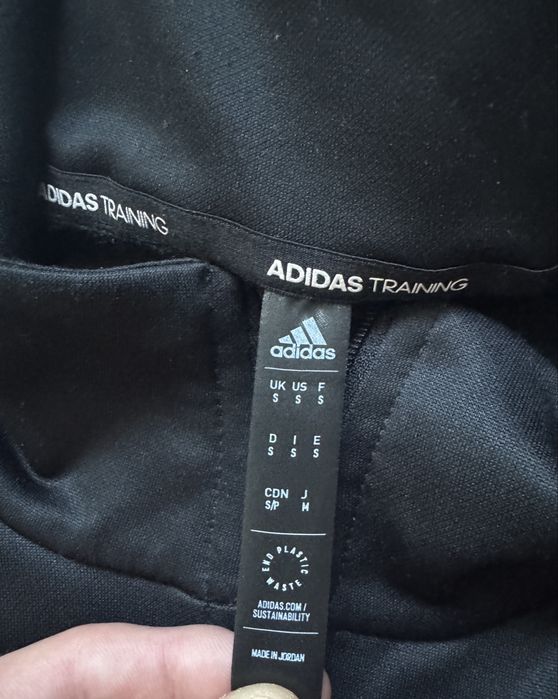 Черен суичър на adidas