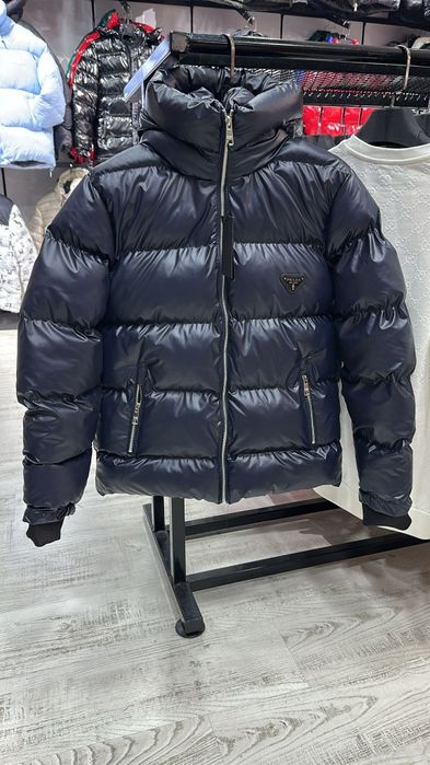 Geaca de bărbat de la prada culoare bleumarin impermeabila