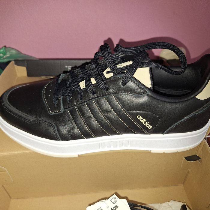 Продам новые фирменные кроссовки адидас