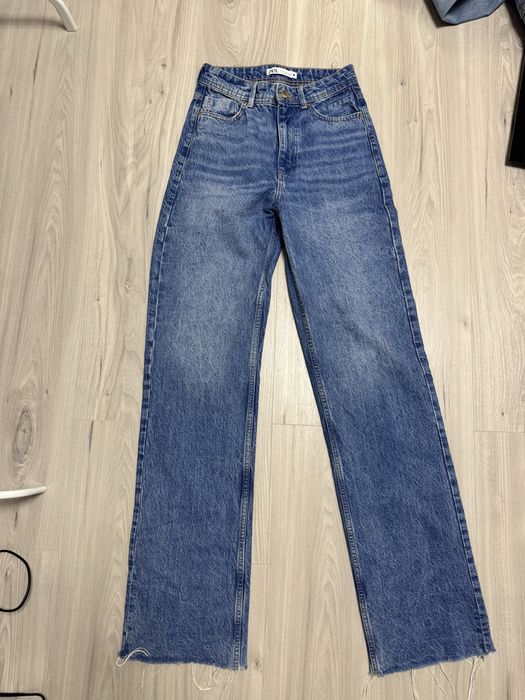 Blugi Zara.