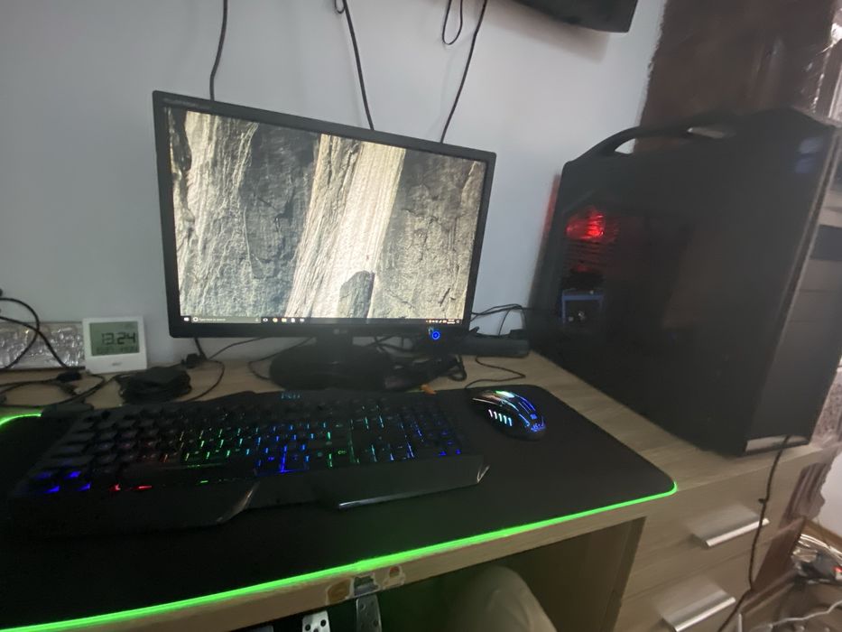 Unitate si monitor lg si maus si tatatatura de la ri