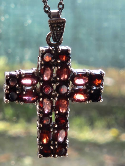 Lănțișor din argint cu pandantiv în formă de cruce – pietre roșii