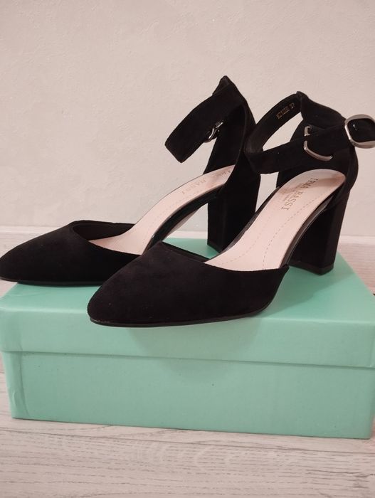 Продам новые босоножки