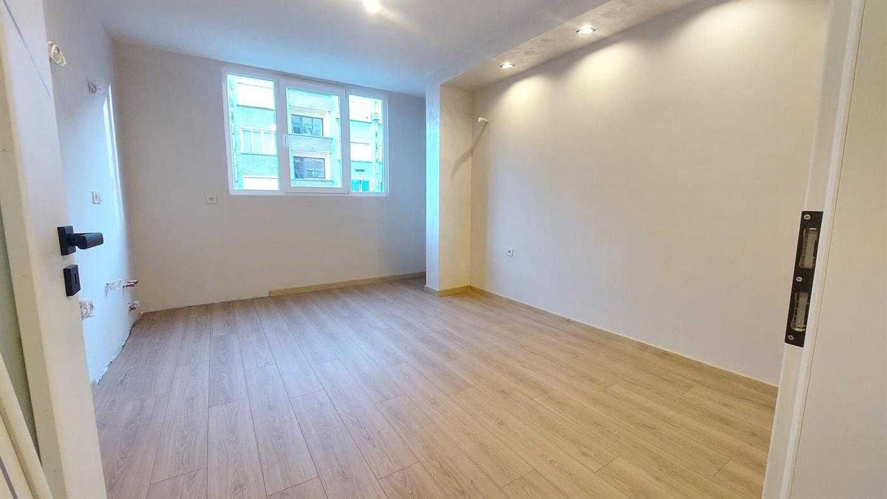 Продава се Тристаен апартамент в Габрово, Център - 62 кв.м за 1358 €/кв.м - Снимка #3