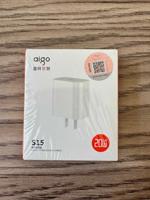 Продаётся Адаптор Aigo S15 20W USB-C