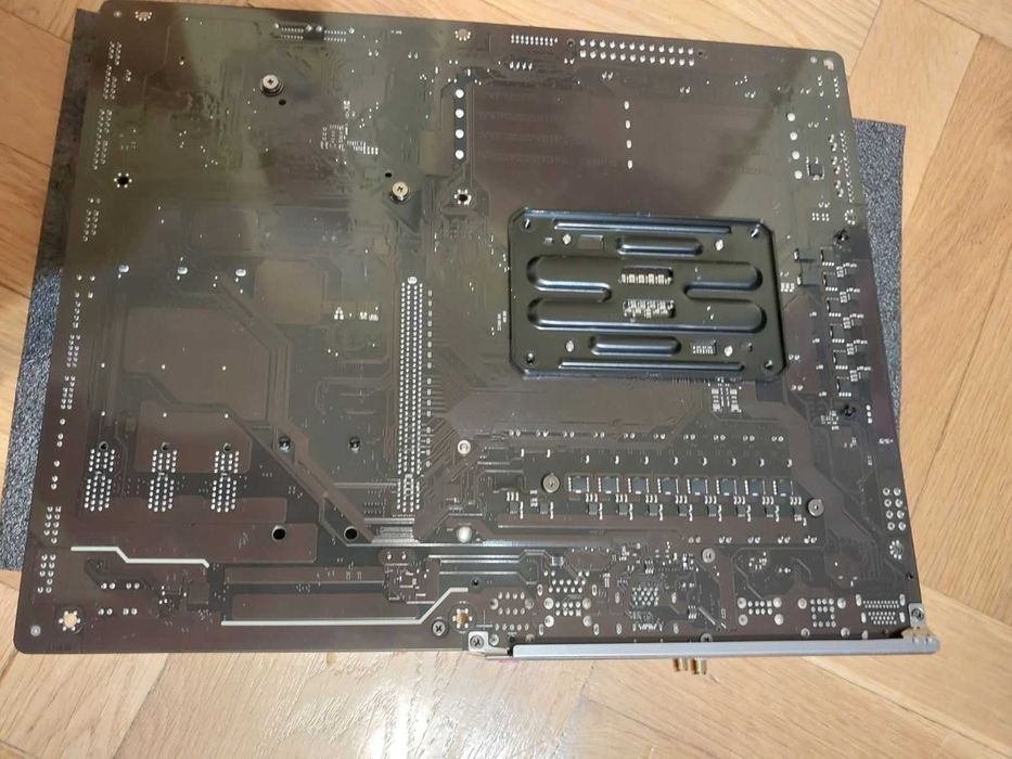 AMD Ryzen 7 9800X3D + Gigabyte B650 Eagle AX Wi-Fi