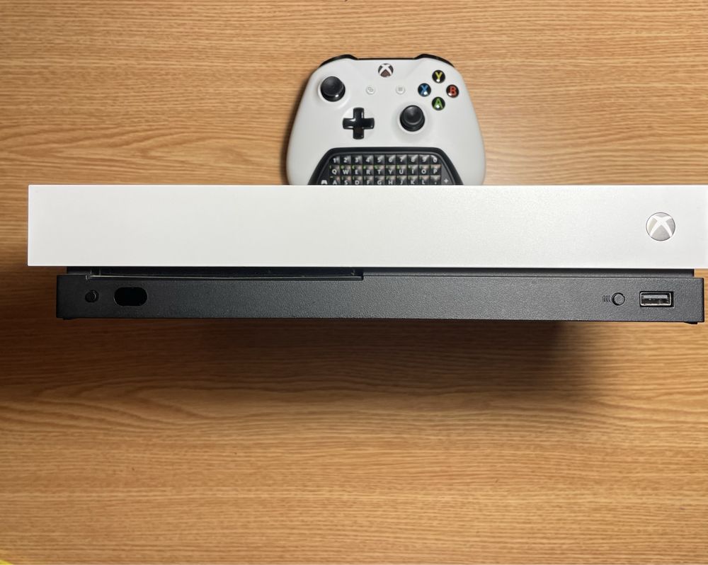 Xbox one X 1TB alb +jocuri