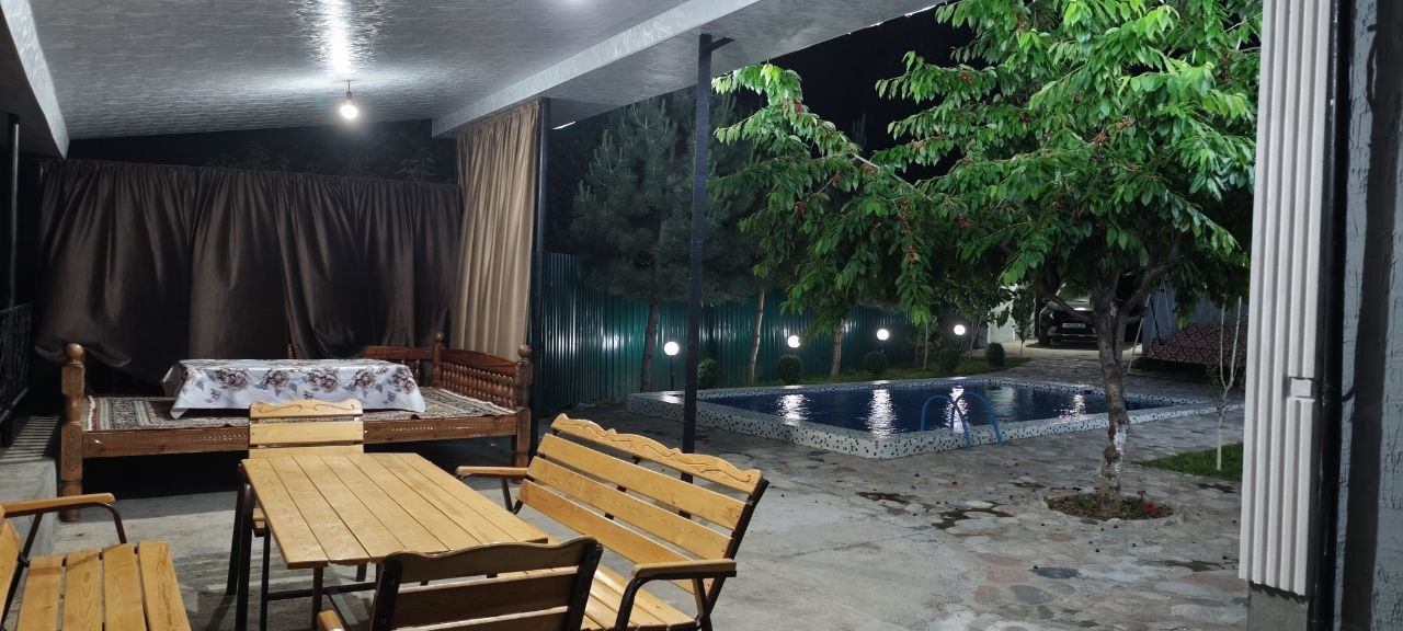 Dacha chimyonda oilaviy dam olish uchun toza joy