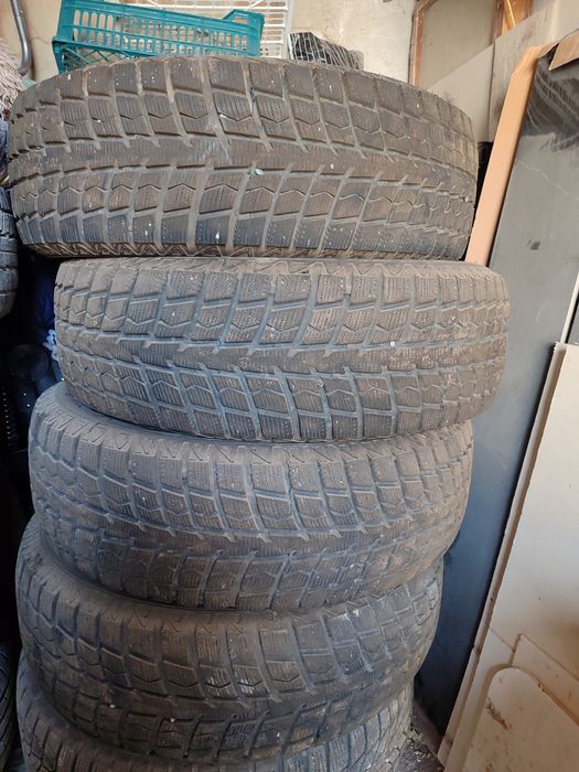 Автошины зимние 235/70/16