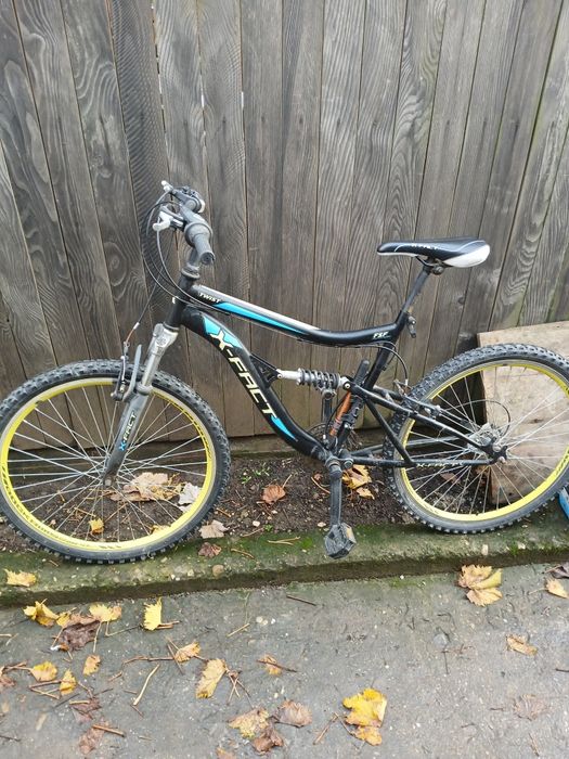 Bicicletă cu suspensii