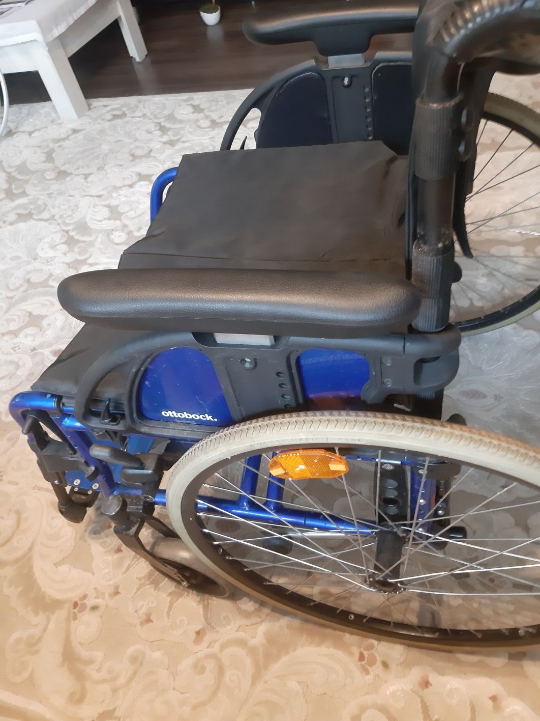 Vând scaun cu rotile, pliabil, pentru persoane cu dizabilitati