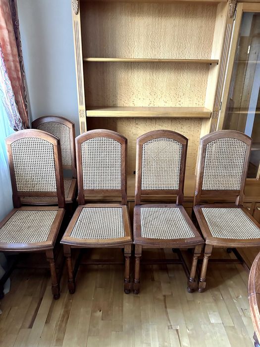 масивна дървена маса със столове 8 бр.