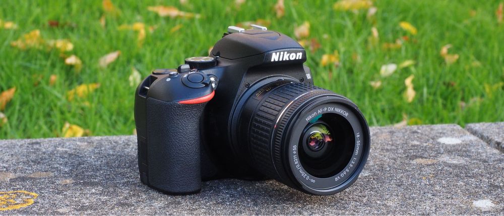 DSLR NIKON D3500 + obiectiv foto 18-55mm + card memorie 150gb