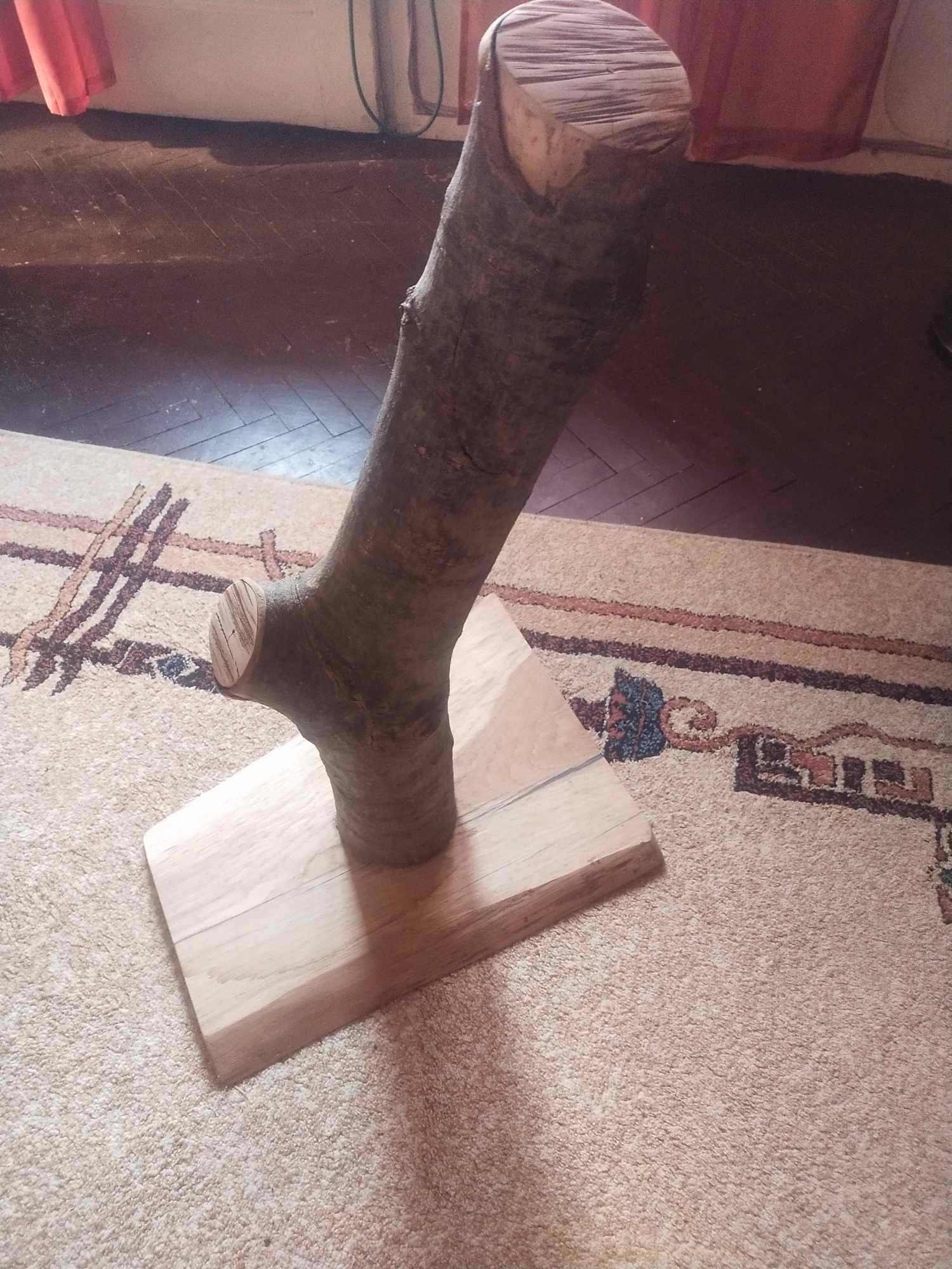 Драскалка за котка от естествено и масивно дърво