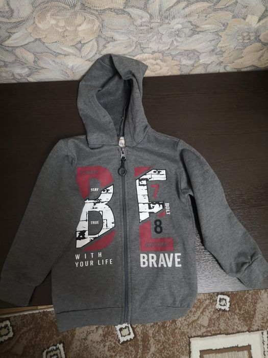 Продам детскую кофту на замке