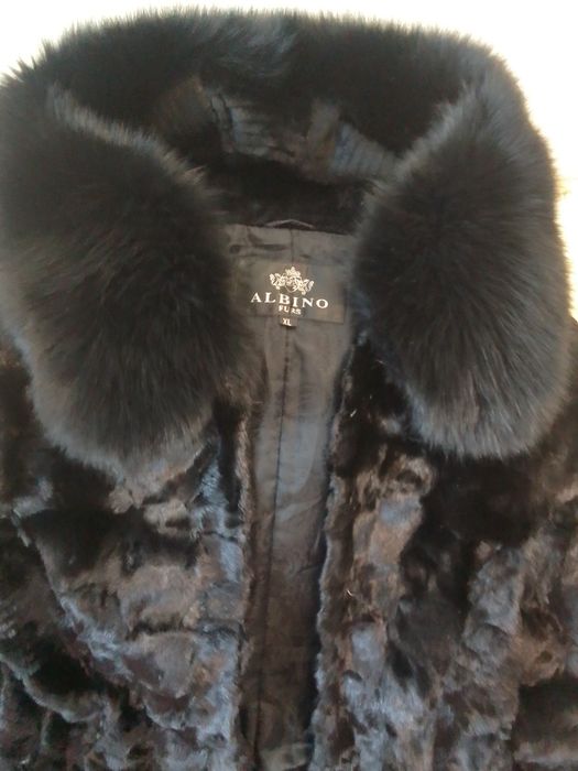 Продам шубу с черным песцом