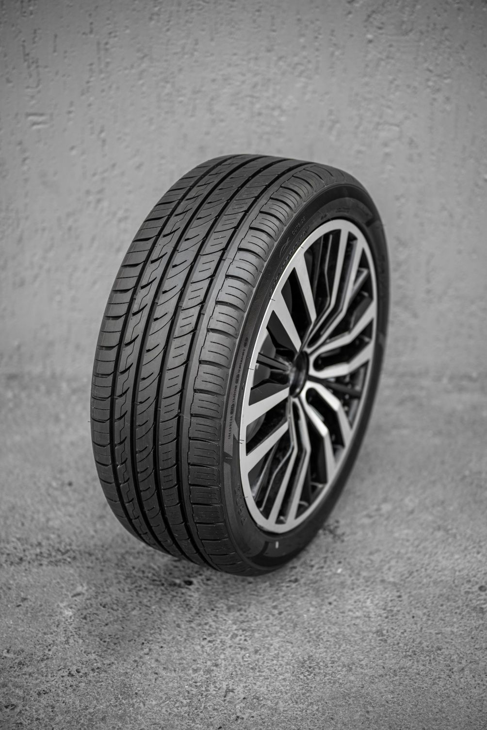 THREE-A 305/40R22 P606 114W
