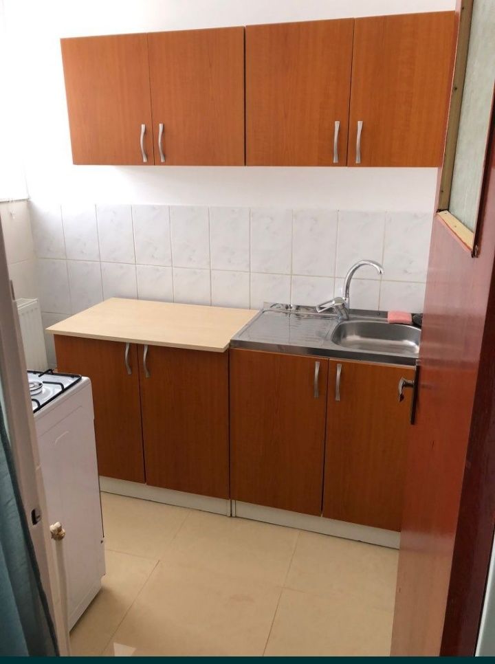 Targoviste ultracentral: vand garsonieră cu balcon inchis.