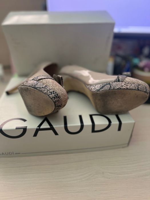 Обувки Gaudi на платформа