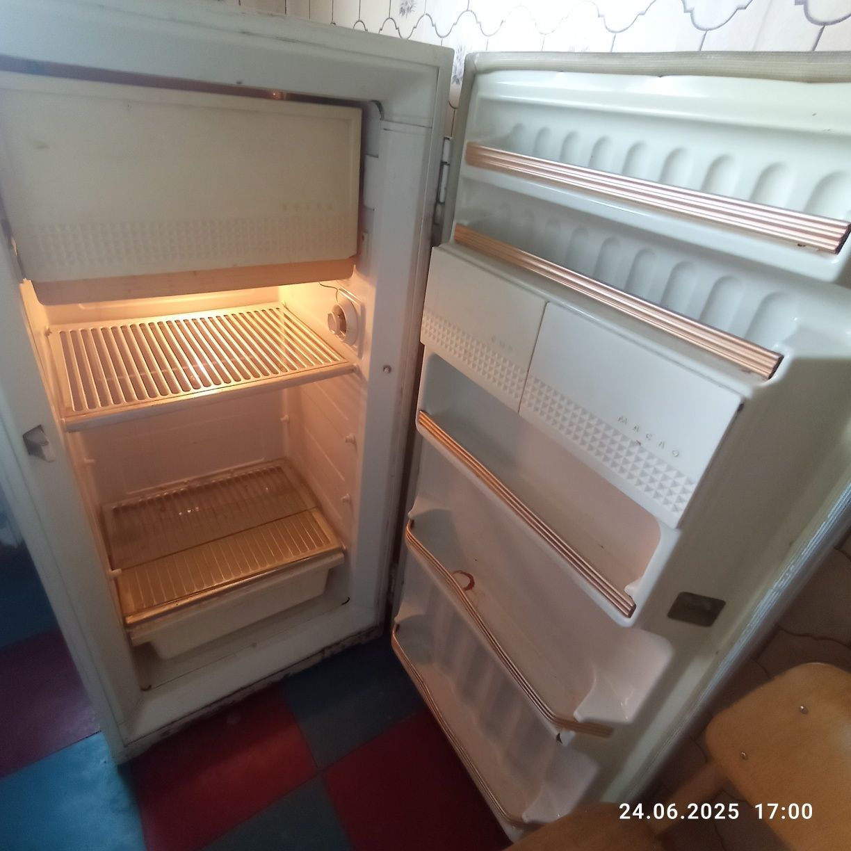 Холодильник б/у даром
