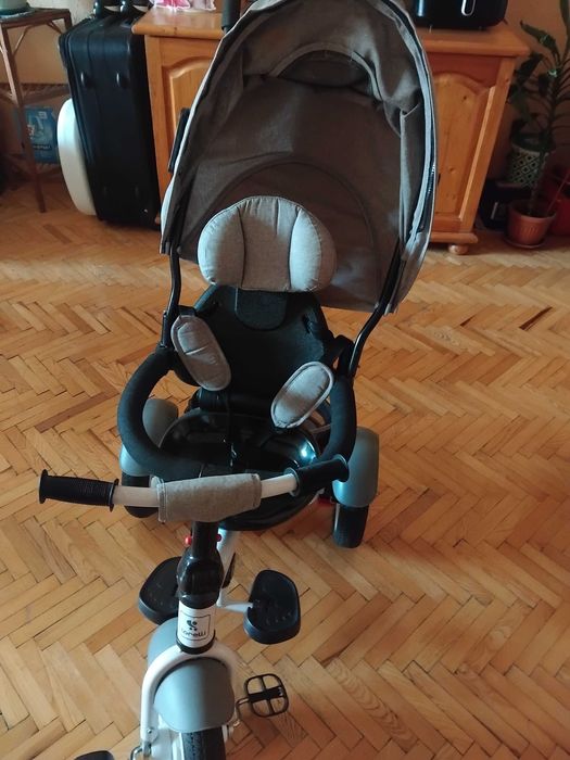 Детска триколка,изключително запазена,със подвижен сенник