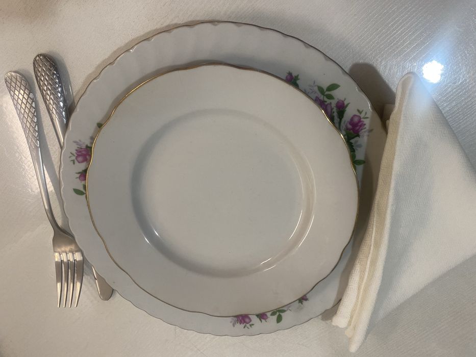 Тарелки обеденные и десертные 8 тысяч тг