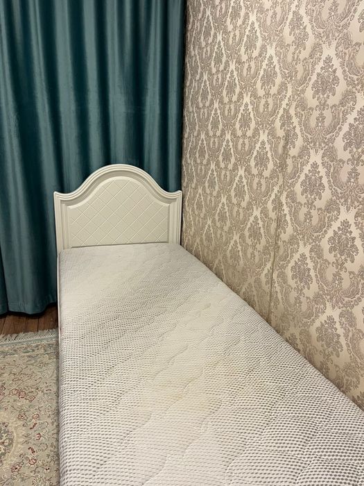 Кровать белая ,с ортопедическим матрасом