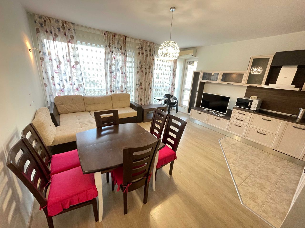 Продава се Двустаен апартамент в Варна, Бриз - 75 кв.м за 2467 €/кв.м - Снимка #1