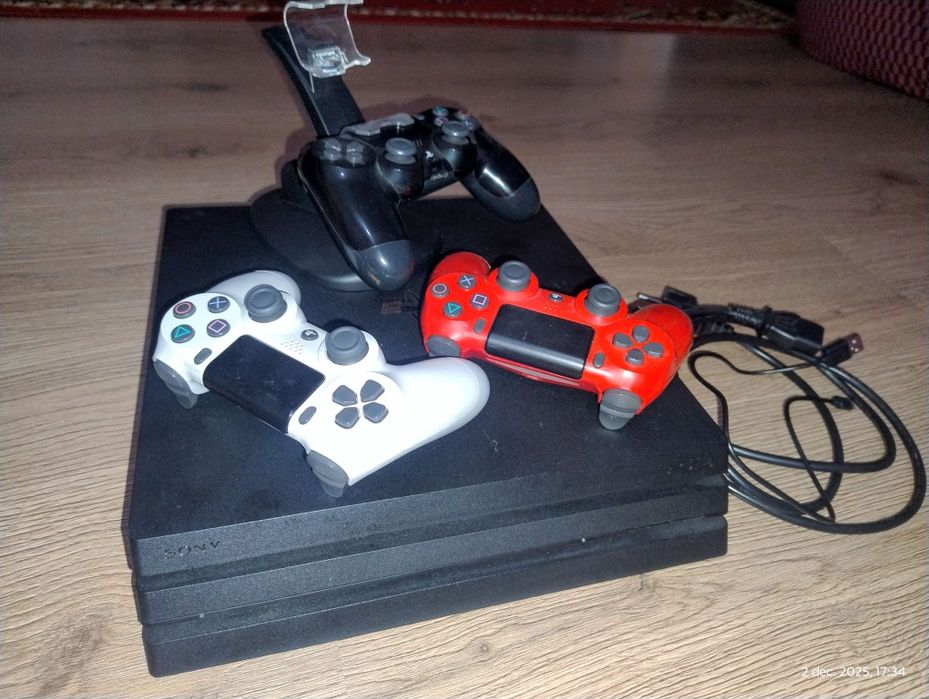 PS4 PRO 1TB + 3 controllere + jocuri