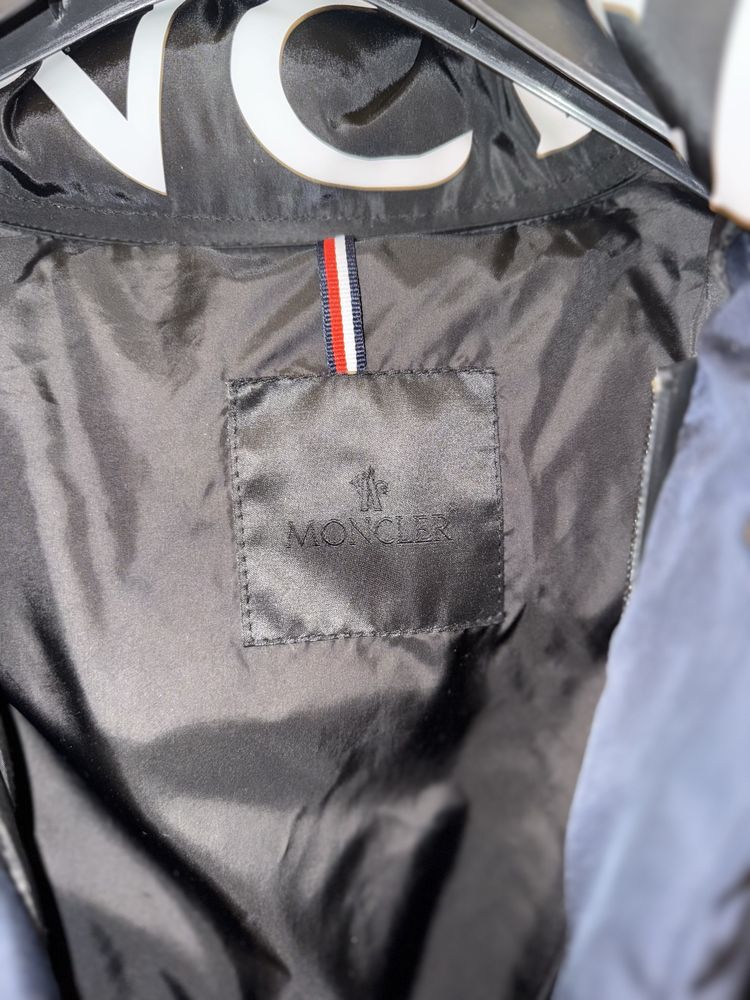 Geaca Moncler, neagra cu albastru inchis