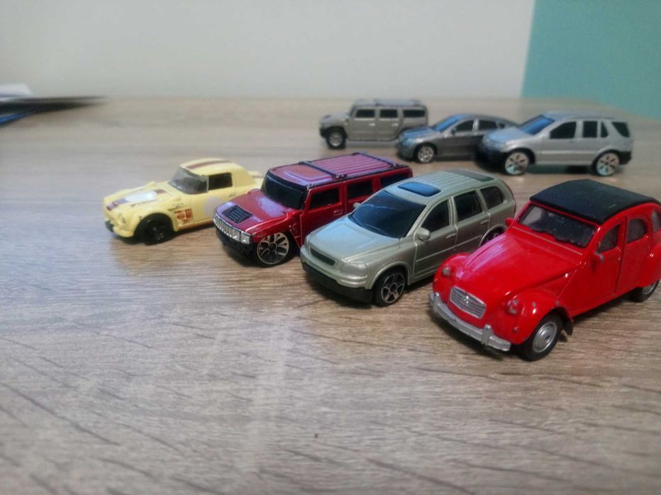 27 метални колички Hot Wheels / CARS + подарък