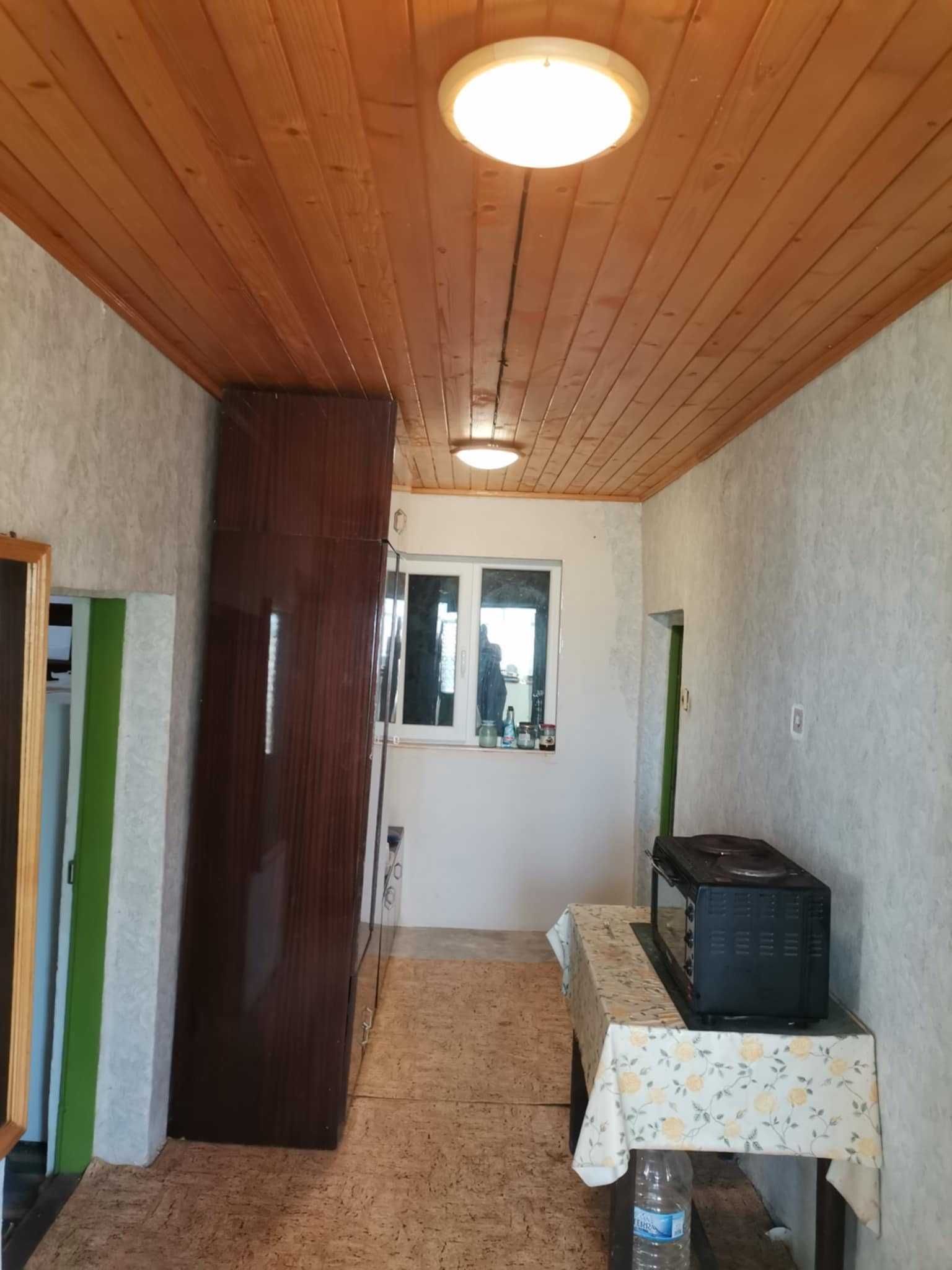 Къща с гараж и барбекю в село Господиново