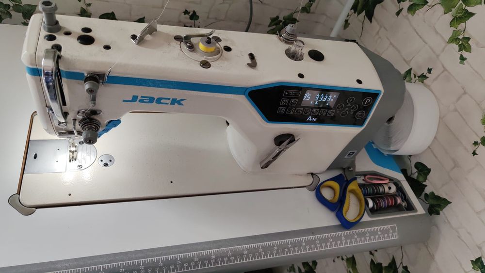 Mașina de cusut liniara