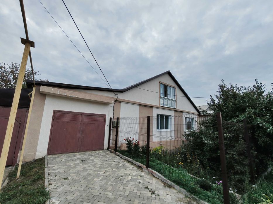 Дом с мансардой в ж.м. Дружба 190 м2, участок 10 соток, гараж, баня