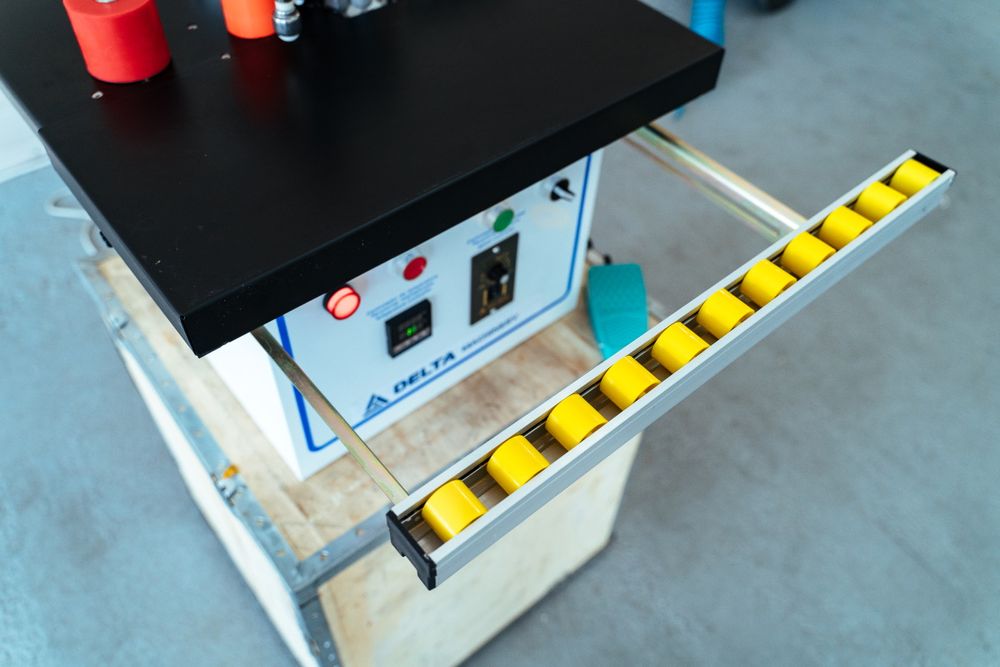 Кромкооблицовочный станок с автоматической обрезкой кромки DM-105