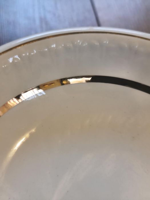 Продавам комплект шест чинии