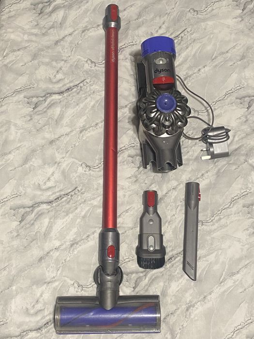 Вертикална прахосмукачка dyson v8 total clean