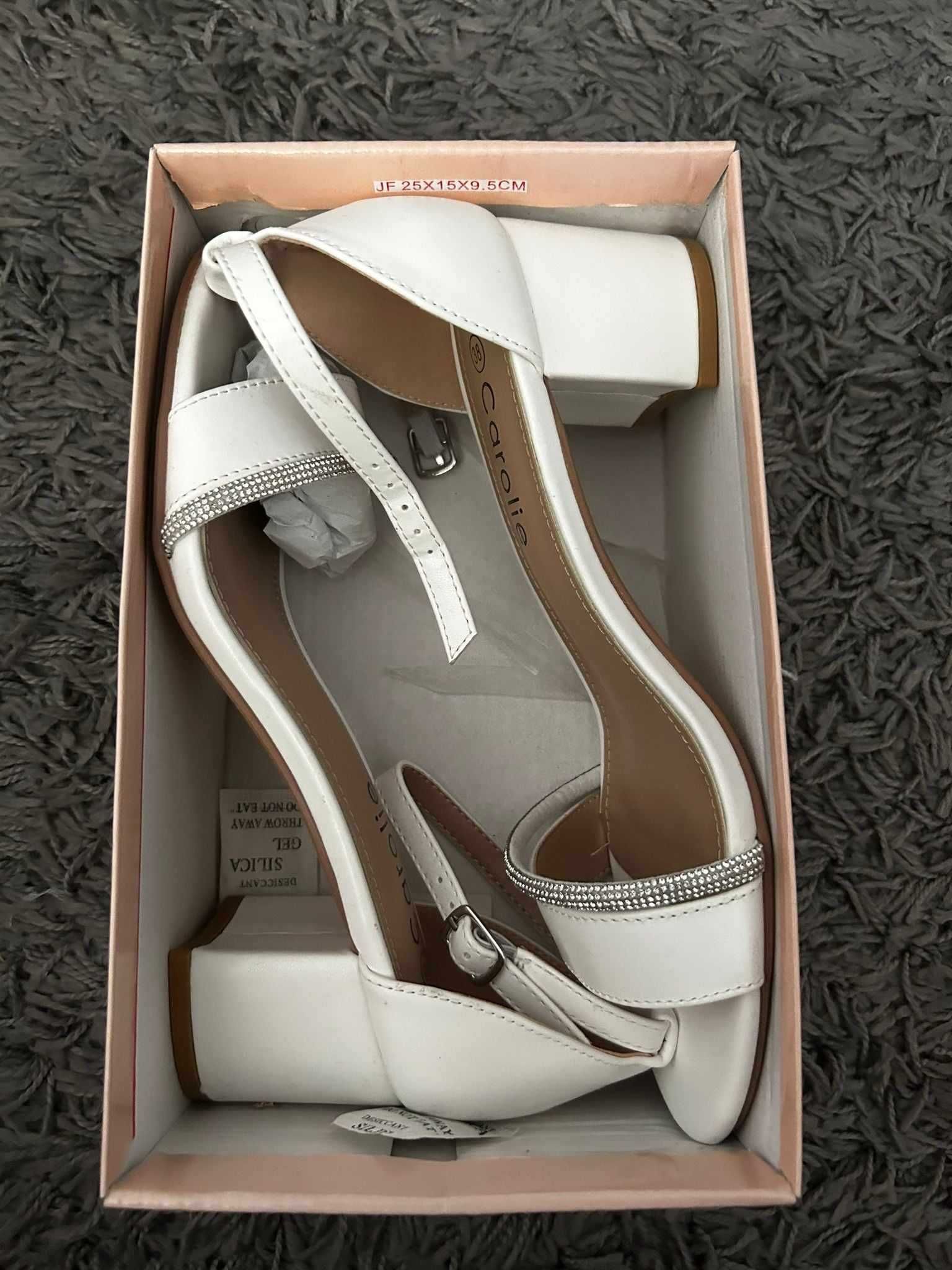 Vand sandale noi din piele albe comode